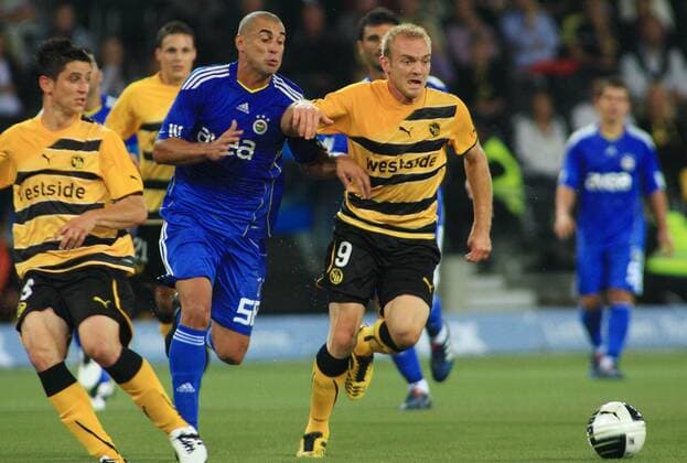 Fussball Champions League Qualifikation BSC Young Boys (gelb) - Fenerbahce Istanbul (blau) 2:2 --- Marco Schneuwly (re, Young Boys) gegen Fabio Bilica (Fenerbahce) 