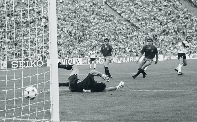 Europameisterschaft 1988, BR Deutschland vs. Spanien 2:0 - Rudi Völler (BRD, re.) erzielt das 1:0 gegen Torwart Andoni Zubizarreta, Genaro Andrinua (Mitte) und Jose Antonio Camacho (alle Spanien) o0 Tor