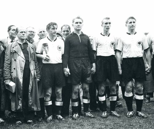 WM 1954, BR Deutschland ist Fußball-Weltmeister, vorn v.li.: Bundestrainer Sepp HERBERGER, Fritz WALTER mit dem Coupe Jules Rimet, Torwart Toni TUREK, Horst ECKEL und Helmut RAHN o0 Sieg Pokal Trophäe Objekte Nationaltrainer, Trainer