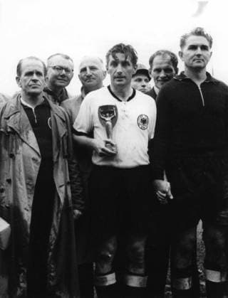 WM 1954, BR Deutschland ist Fußball-Weltmeister, vorn v.li.: Bundestrainer Sepp HERBERGER, Fritz WALTER mit dem Coupe Jules Rimet und Torwart Toni TUREK o0 Sieg Pokal Trophäe Objekte Nationaltrainer, Trainer