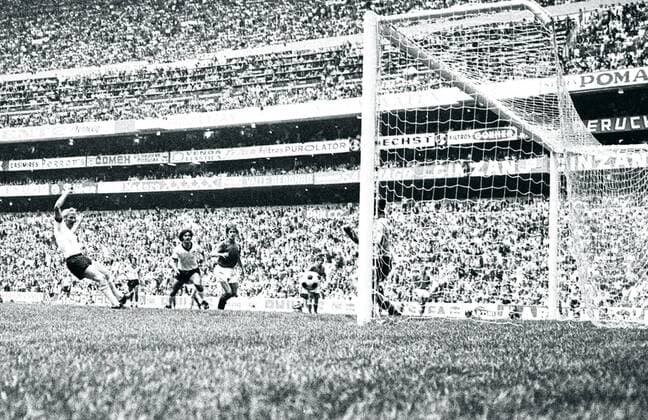 WM 1970, Halbfinale, BR Deutschland vs. Italien 3:4 n.V. - Karl Heinz Schnellinger (BRD) erzielt kurz vor Ende der regulären Spielzeit das 1:1 gegen Torwart Enrico Albertosi (Italien) krux o0 Karlheinz Tor Totale Geschichte Fußballgeschichte Zuschauer