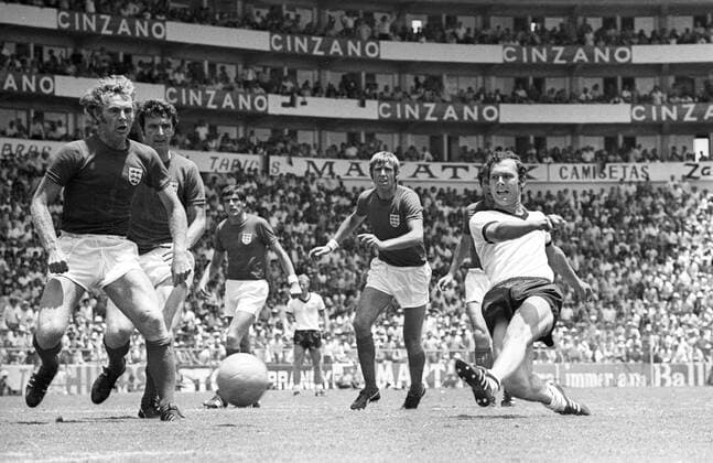 WM 1970, Viertelfinale, BR Deutschland vs. England 3:2 n.V. - Franz Beckenbauer (BRD, re.) zieht ab, daneben v.li.: Bobby Moore, Brian Labone, Martin Peters und Keith Newton (alle England) krux o0 Sponsor, Werbepartner, Werbung, Wirtschaft Cinzano