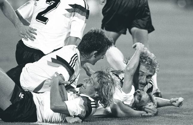 WM 1990, Finale in Rom, Torjubel BR Deutschland, v.re.: Rudi Völler (obenauf), Andreas Brehme, Jürgen Klinsmann (vorn) und Pierre Littbarski o0 Jubel Freude BRD Emotionen