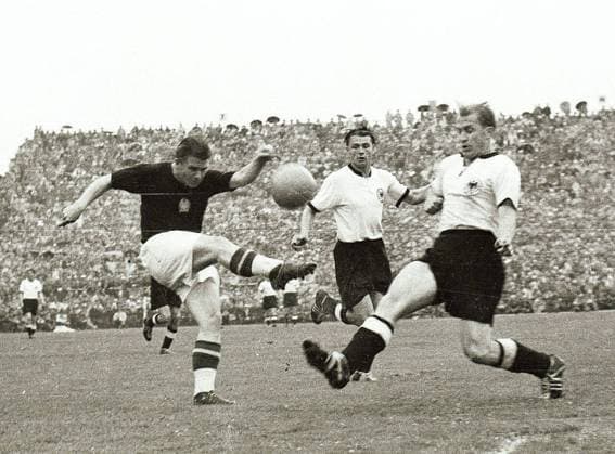 WM 1954, Finale, BR Deutschland vs. Ungarn 3:2 - Ferenc Puskas (Ungarn, li.) gegen Werner Liebrich (re.) und Karl Mai (beide BRD)