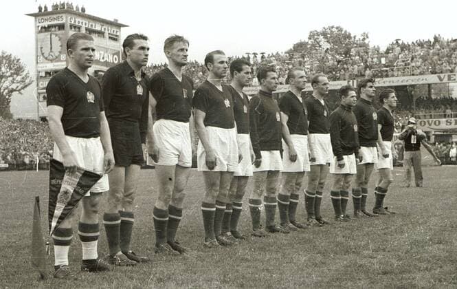 WM 1954, Finale, Mannschaftsvorstellung Ungarn, v.li.: Ferenc Puskas, Torwart Gyula Grosics, Gyula Lorant, Nandor Hidegkuti, Jozsef Bozsik, Jozsef Zakarias, Mihaly Lantos, Jenö Buzanszky, Mihaly Toth, Sandor Kocsis und Zoltan Czibor o0 Totale Mannschaftsfoto Josef