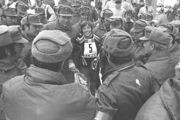 Rosi MITTERMAIER, Mitte, Deutschland, Ski-Rennlaeuferin, jubelt nach ihrem Sieg im Slalom, wird von Polizisten mit Wintermuetzen umringt, laechelt, jubelt, Jubel, SW-Aufnahme, . OLYMPISCHE WINTERSPIELE 1976 in Innsbruck Oesterreich.