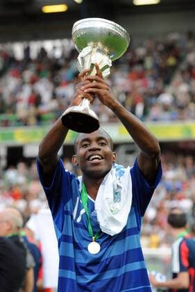 FRA (blau) vs ESP (rot) - Finale UEFA U19 EM - U19 Europameister 2010 - Cedric BAKAMBU - AnthonyxBibardxFEP -  o0 Sieg, Sieger, Pokal, Trophäe, Jubel, Freude,