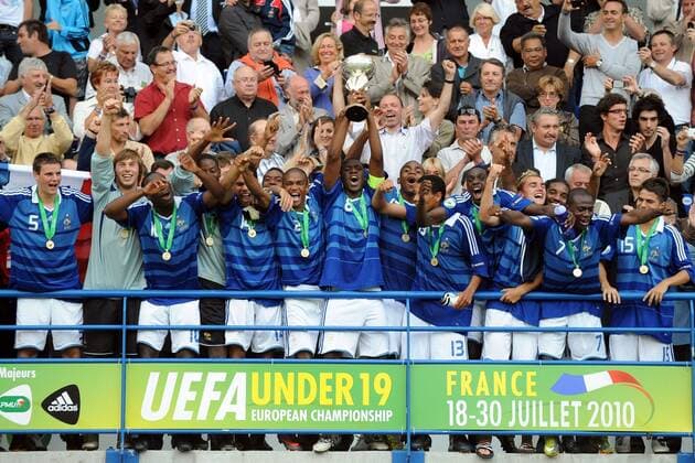 FRA (blau) vs ESP (rot) - Finale UEFA U19 EM - U19 Europameister 2010 Gueida FOFANA (Mitte) - AnthonyxBibardxFEP -  o0 Sieg, Sieger, Jubel, Freude, Totale, Pokal, Trophäe,