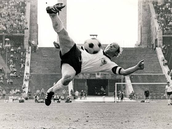 Uwe Seeler, 85. Geburtstag am 5. November Uwe Seeler (BR Deutschland) o0 Fallrückzieher Seitfallzieher Schusstechnik Dynamik