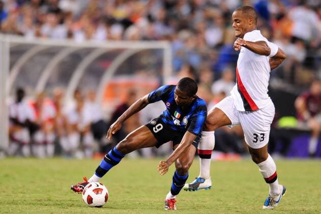 July 31, 2010 - Inter Milan s Samuel Eto o l. battles Manchester City s Vincent Kompany during International play at M&T Bank Stadium in Baltimore, Maryland. The team from Milan won the match, 3-0. - ZUMAcjm