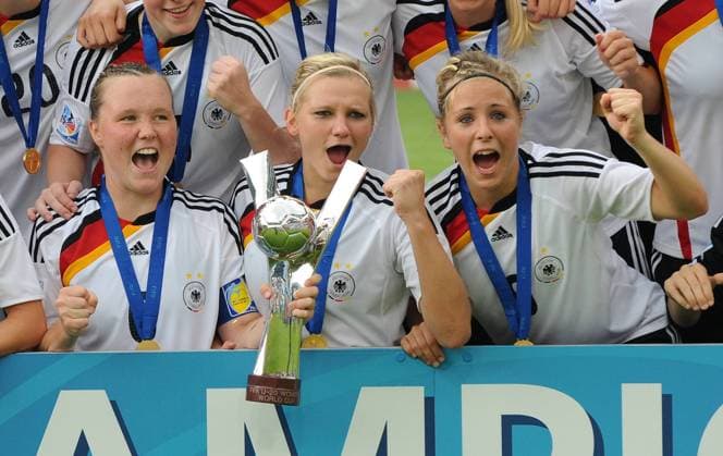 FUSSBALL FRAUEN FIFA U 20 WELTMEISTERSCHAFT 2010 FINALE Deutschland - Nigeria 01.08.2010 Marina HEGERING, Alexandra POPP und Svenja HUTH (v.l, alle Deutschland) jubeln mit dem WM Pokal  o0 Jubel Freude Siegerehrung Pokal Trophäe Objekt