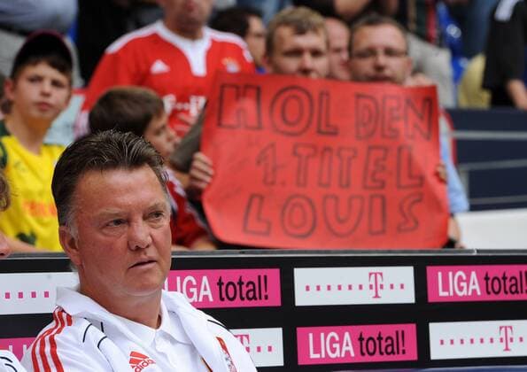 FUSSBALL LIGA TOTAL CUP 2010 FINALE FC Schalke 04 - FC Bayern Muenchen 01.08.2010 Trainer Louis van Gaal (FCB)  o0 Plakat, Fanplakat, Fanplakate, Transparent Hol den Titel