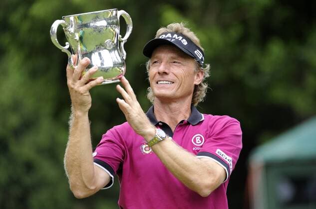 August 1, 2010.Bernhard Langer GER hold the trophy for winning the 31st U.S. Senior Open Championship at Sahalee Country Club in Sammamish, Washington. .. - ZUMAch4 o0 Objekt Jubel Freude Siegerehrung