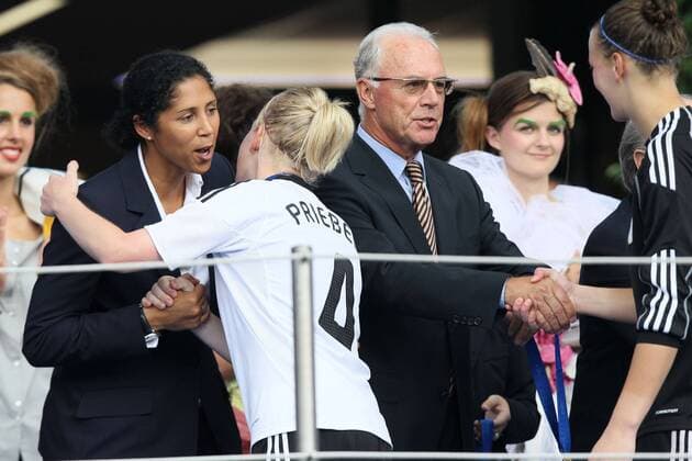 U20 Frauen WM Finale: Deutschland - Nigeria v.l.n.r.: Steffi Jones ( OK-Präsidentin ) - Marith Prießen ( Deutschland ) - Franz Beckenbauer - Almuth Schult ( Deutschland ) o0 Jubel, Freude, Funktionär, Jubel, Freude, Sieg, Sieger, Weltmeister