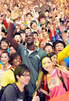 NBA basektball player Kevin Garnett of the Boston Celtics waves amid Chinese fans during his visit to the headquarters of ANTA Sports Products Limited in Jinjiang city, southeast Chinas Fujian province, 3 August 2010. Kevin Garnett heats up ANTA headquarters on China tour  pau405283_27 o0 Totale
