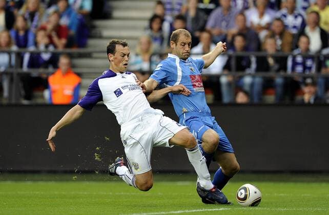 ANDERLECHT , 03 08 2010 FOOTBALL CHAMPIONS LEAGUE QUALIFICATION RSC Anderlecht (White) vs The New Saints of Oswestry and Llansantffraid FC (Blue): TOM DE SUTTER li. STEVEN EVANS 