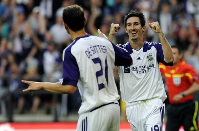 ANDERLECHT , 03 08 2010 FOOTBALL CHAMPIONS LEAGUE QUALIFICATION RSC Anderlecht (White) vs The New Saints of Oswestry and Llansantffraid FC (Blue): SACHA KLJESTAN r. TOM DE SUTTER  o0 Jubel Freude