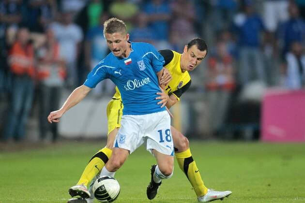 Lech Poznan (Blau) vs Sparta Prag (Gelb): ARTUR WICHNIAREK (L),,JIRI KLADURBSKY (R)  20100804CSLG0007