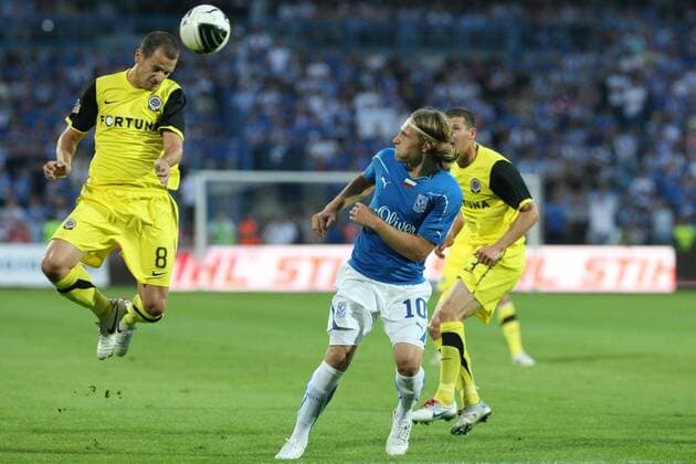 Lech Poznan (Blau) vs Sparta Prag (Gelb): MAREK MATEJOVSKY (Poznan, re), Siarhei KRYVETS (R)  20100804CSLG0008