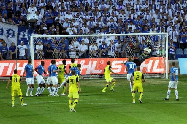 04.08.2010 POZNAN, THIRD ROUND OF CHAMPIONS LEAGUE QUALIFICATION , GAME BETWEEN LECH POZNAN - SPARTA PRAGA Torwart KRZYSZTOF KOTOROWSKI (LECH) streckt sich vergeblich nach dem Ball - Tor zum 0:1  20100804CSJP3004