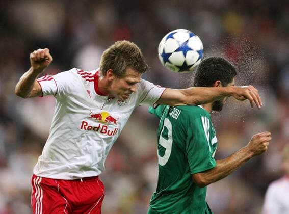 FUSSBALL - UEFA CL Quali, RBS vs Omonia SALZBURG,AUSTRIA,04.AUG.10 - FUSSBALL - UEFA Champions League Qualifikation, Red Bull Salzburg vs Omonia Nikosia. Bild zeigt Franz Schiemer li. (RB) und Michalis Konstantinou (Omonia). 