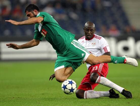 FUSSBALL - UEFA CL Quali, RBS vs Omonia SALZBURG,AUSTRIA,04.AUG.10 - FUSSBALL - UEFA Champions League Qualifikation, Red Bull Salzburg vs Omonia Nikosia. Bild zeigt Konstantinou Michalis li. (Omonia) und Ibrahim Sekagya (RB). 