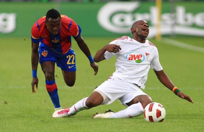 Fussball UEFA Champions League Qualifikation FC Basel - VSC Debrecen 3:1 Samuel Inkoom (li, FC Basel) gegen Yannick Mbengono (Debrecen) 