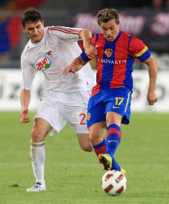 Fussball UEFA Champions League Qualifikation FC Basel - VSC Debrecen 3:1 Xherdan Shaqiri (re, FC Basel) gegen Mirsad Mijadinoski (Debrecen) 