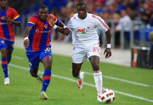 Fussball UEFA Champions League Qualifikation FC Basel - VSC Debrecen 3:1 Fwayo Tembo (li, FC Basel) gegen Adamo Coulibaly (Debrecen) 