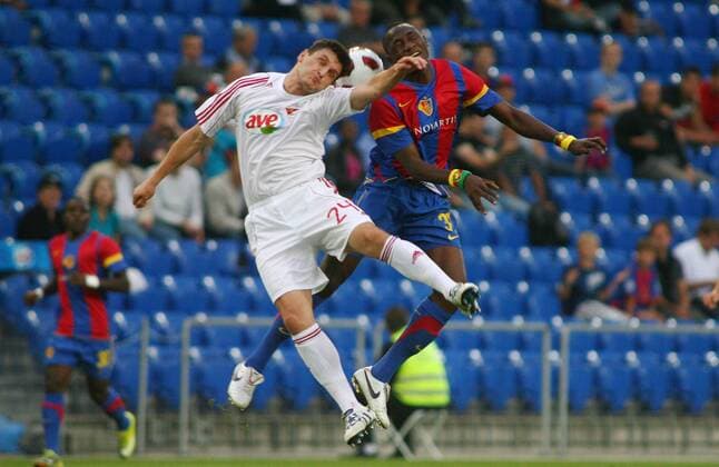 Fussball UEFA Champions League Qualifikation FC Basel - VSC Debrecen 3:1 Jacques Zoua (re, FC Basel) gegen Mirsad Mijadinoski (Debrecen) 