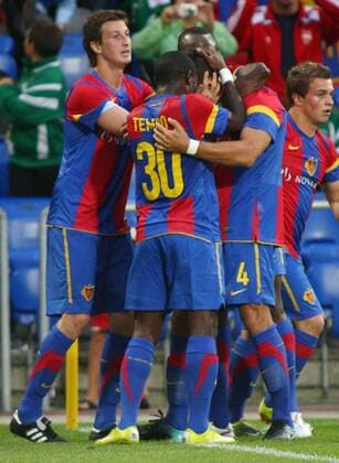 Fussball UEFA Champions League Qualifikation FC Basel - VSC Debrecen 3:1 Torjubel ua. mit Fwayo Tembo (30) und David Angel Abraham (li) alle FC Basel 
