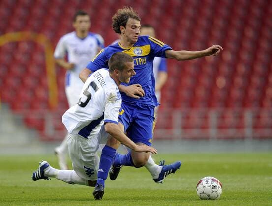 Champions League Qualifikation - FC Kopenhagen (weiss) - FC Bate Borisov - Sölvi Ottesen (L) gegen Renan Bressan, Bate Borisov. 
