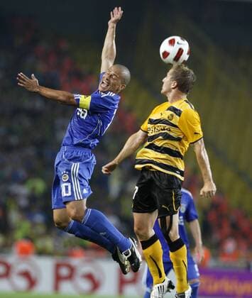 UEFA champions league qualifying match between Fenerbahce Istanbul and BSC Young Boys Bern at Sukru Saracoglu Stadium in Istanbul - Young Boys won scored 0 :1 - Alex De Souza (L) of Fenerbahce and Christoph Spycher (R) of Young Boys 
