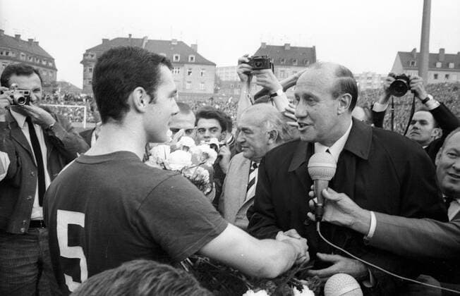 Franz Beckenbauer (Bayern) wird als Fußballer des Jahres ausgezeichnet, Bundestrainer Helmut Schön (BR Deutschland, re.) gratuliert Fußball 1. BL Herren Saison 1966 1967, FC Bayern München - TSV 1860 München 3:0 Gruppe München