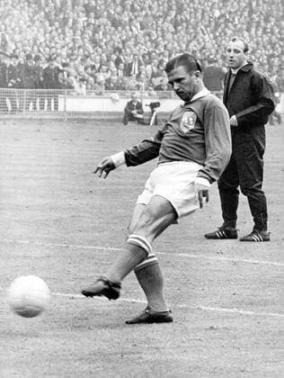 Ferenc Puskas (Ungarn, vorn) und Uwe Seeler (BR Deutschland) Fußball Herren 1962, Länderspiel, Nationalteam BRD Gruppe Aufnahmedatum geschätzt