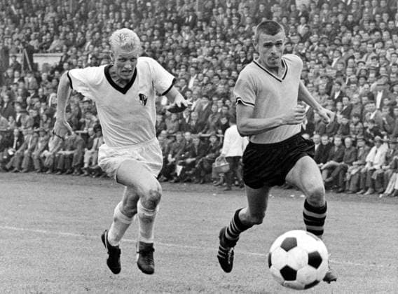 Günter Schröder (Neunkirchen, li.) gegen Friedhelm Timo Konietzka (BVB) Fußball 1. BL Herren Saison 1964 1965, Borussia Neunkirchen - Borussia Dortmund 1:2 Gruppe Dynamik,