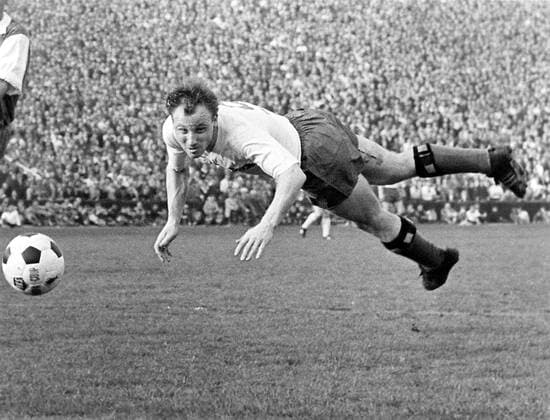 Uwe Seeler (HSV) Fußball 1. BL Herren Saison 1963 1964, Hamburger SV, Hamburg, HSV Einzelbild Aufnahmedatum geschätzt Dynamik,