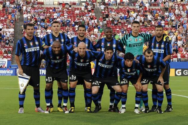 Mannschaftsfoto Inter Mailand, hi.v.li.: Dejan Stankovic, Lucio, Cristian Chivu, Samuel Eto o, Luca Castellazzi und Walter Samuel; vorn: Maicon, Esteban Cambiasso, Diego Milito, Philippe Coutinho und Goran Pandev - ZUMAse4