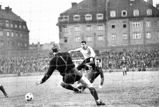 Lothar Emmerich (BVB, hi.) gegen Franz Beckenbauer und Torwart Sepp Maier (beide Bayern) Fußball 1. BL Herren Saison 1966 1967, FC Bayern München - Borussia Dortmund 1:0, BVB Totale München Dynamik,