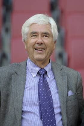 Supercup 2010: FC Bayern München (rot) vs. FC Schalke 04 (blau) 2:0, Augsburg. Vizepräsident Prof. Dr. Fritz Scherer (Bayern) ist zufrieden o0 Funktionär