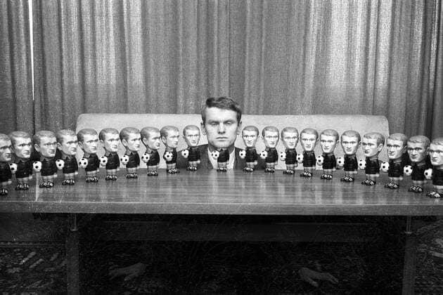 Sepp Maier (BR Deutschland FC Bayern München) mit zahlreichen ihm nachempfundenen Fußballpuppen Fußball 1. BL Herren Saison 1966 1967, FC Bayern München, Fotoshooting, Fußballerfigur, Torwartfigur, Spielerfiguren, BRD Totale Torwartfiguren, Fußballerfiguren München, Aufmacher Komik,