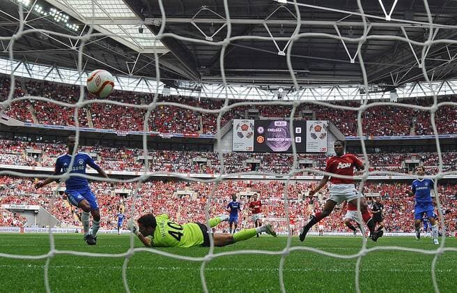 Football - Community Shield - Chelsea FC vs. Manchester United (red): Antonio Valencia of Manchester United (red) scores their opening goal at Wembley Stadium, London  o0 Hintertor, Hintertorkamera, Hintertorperspektive Tor Totale