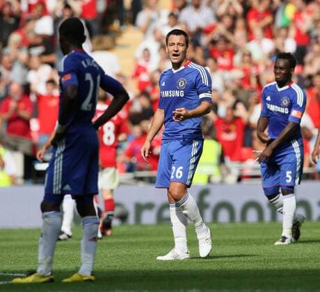 Chelsea s John Terry (C) looks on dejected as they go 3-1 down - Community Shield, FC Chelsea (blue) vs. Manchester United (red) 8th August, 2010 EDITORIAL USE ONLY. No use with unauthorised audio, video, data, fixture lists, club league logos or live services. Online in-match use limited to 120 images, no video emulation. No use in betting, games or single club league player publications. o0 enttäuscht