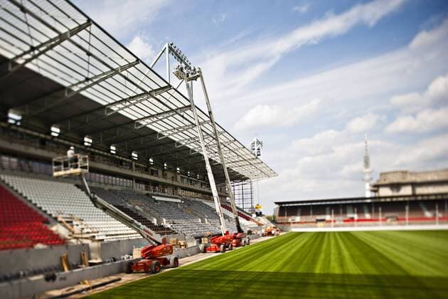 Fußball, Stadiongeschichte FC St. Pauli An der neuen Haupttribüne wird das neue Flutlicht montiert 10. August 2010 FC St.Pauli 1910 1.Bundesliga, Baustelle, Saison 2010 2011
