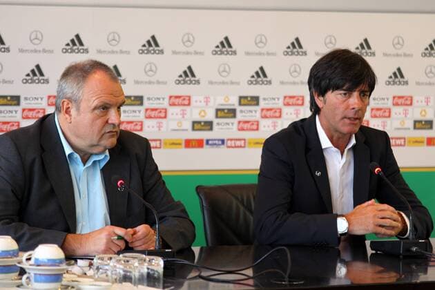 10.08.2010, Deutsche Fussball Nationalmanschaft, DFB, Bundestrainer Joachim Löw (R) (Deutsche Fussball Nationalmanschaft) mit Pressesprecher Harald Stenger o0 Nationaltrainer, Trainer