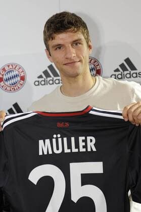 Thomas MUELLER (Bayern München) präsentiert das neue Adidas Champions League Trikot. Fussball,Liga1,1.Bundesliga,Saison2010 11,FC Bayern München am 11.08.2010. o0 EC 1 Trikotpräsentation