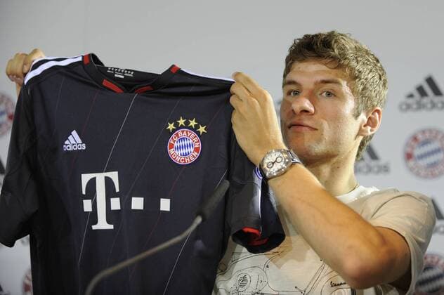 Thomas MUELLER (Bayern München) präsentiert das neue Adidas Champions League Trikot. Fussball,Liga1,1.Bundesliga,Saison2010 11,FC Bayern München am 11.08.2010. o0 EC 1 Trikotpräsentation