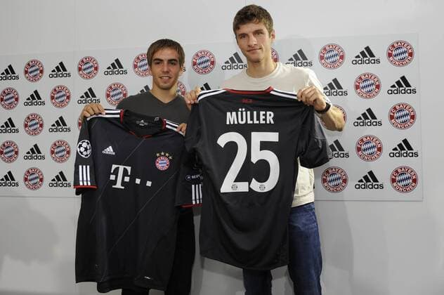 Philipp LAHM (Bayern München) und Thomas MUELLER (Bayern München) präsentieren das neue Adidas Champions League Trikot. Fussball,Liga1,1.Bundesliga,Saison2010 11,FC Bayern München am 11.08.2010. o0 EC 1 Trikotpräsentation