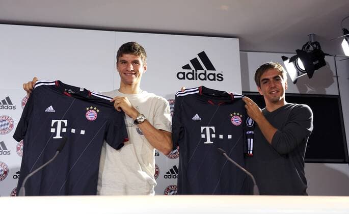 Pressekonferenz beim FC Bayern München 11.08.2010 - Philipp Lahm (R) und Thomas Müller (FC Bayern München) präsentieren das Neue ADIDAS Champions League Trikot - 