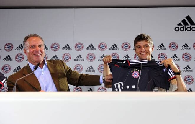Pressekonferenz beim FC Bayern München 11.08.2010 - Vorstandsvorsitzender Karl Heinz Rummenigge, Thomas Müller (v. li., FC Bayern München) präsentieren das Neue ADIDAS Champions League Trikot - 